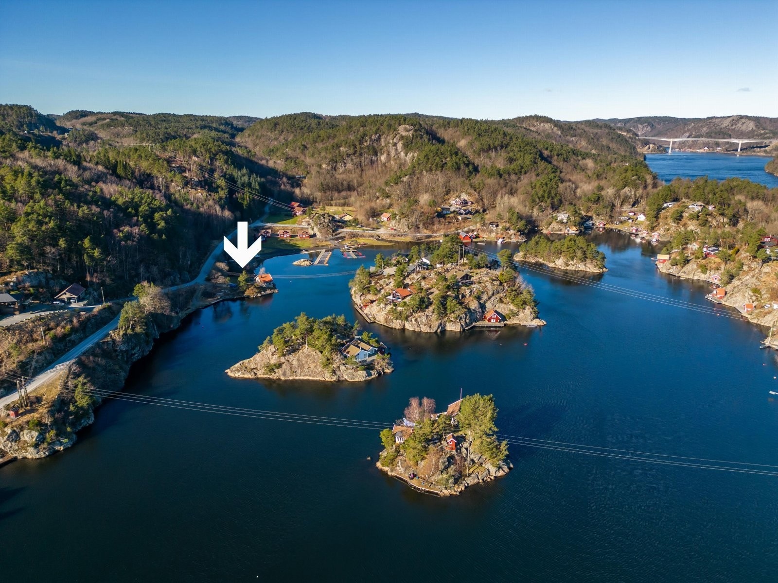 Dronebilde over området med pil mot eiendommen Galleribilde