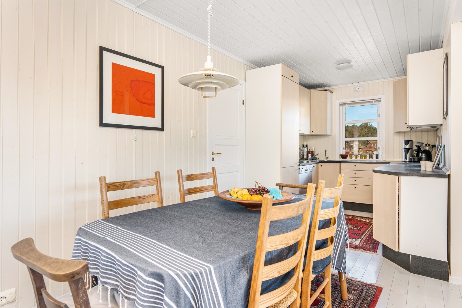 Fra spiseplass ved kjøkkenet i hytten Galleribilde