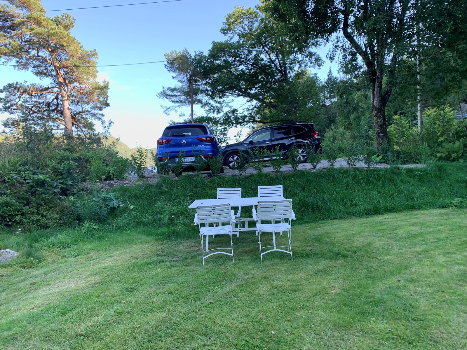 Del av den romslige hage med plenareal Galleribilde