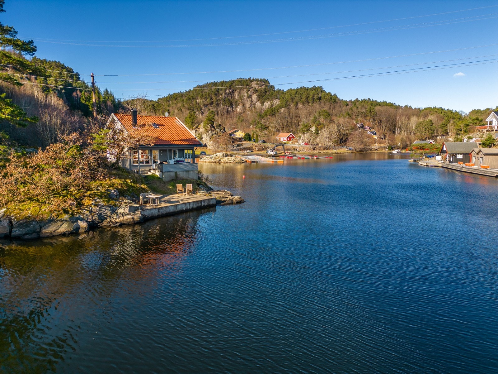 Bebyggelsen ligger helt i vannkanten Galleribilde