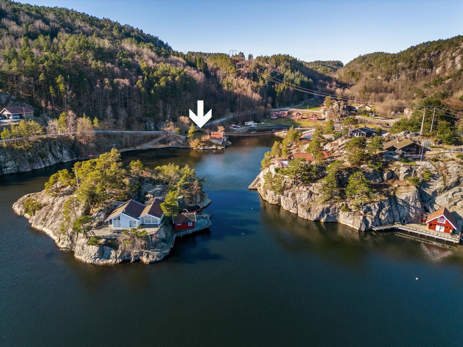 Dronebilde over området med pil mot eiendommen Galleribilde