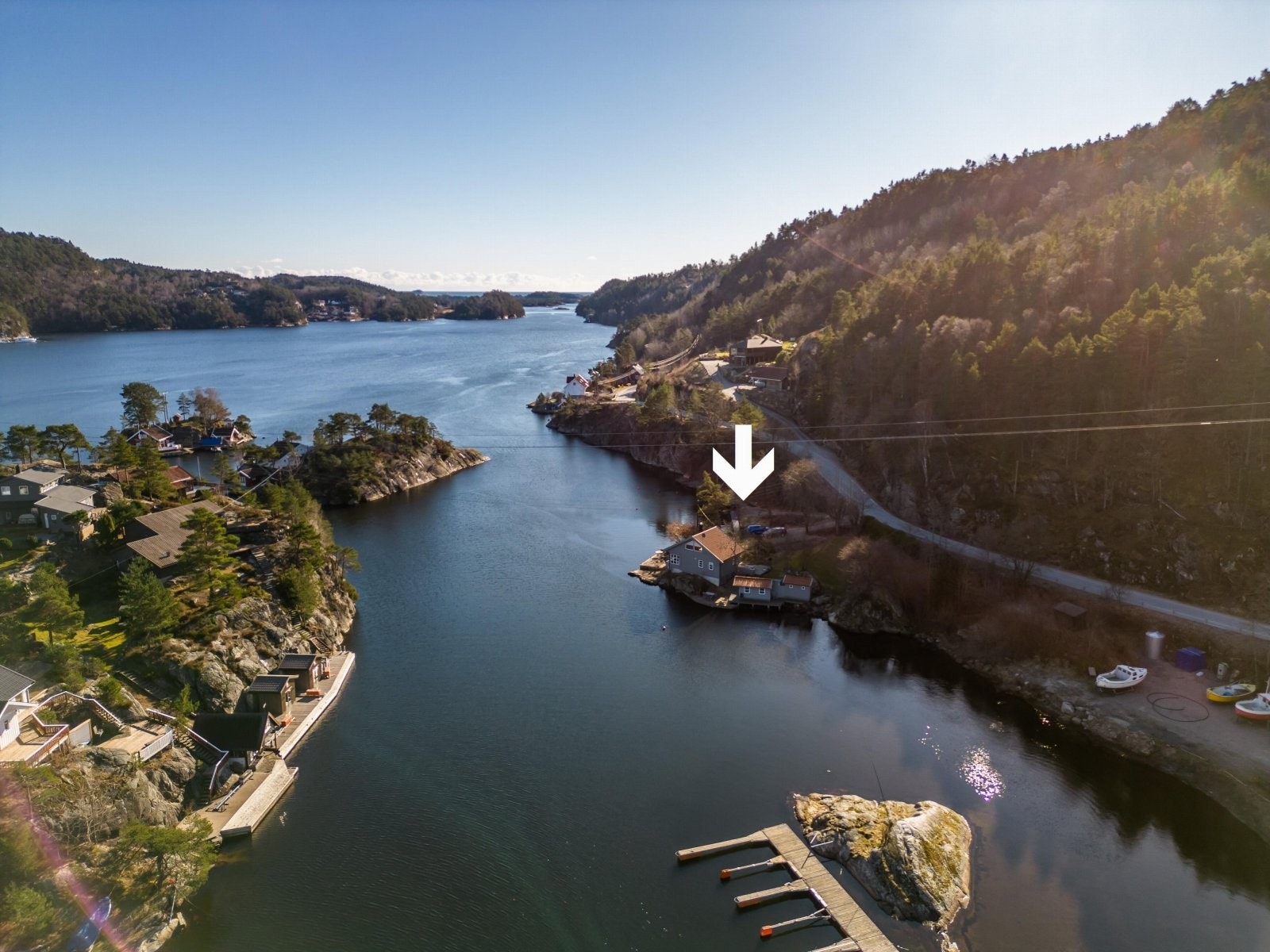 Dronebilde over området med pil mot eiendommen Galleribilde