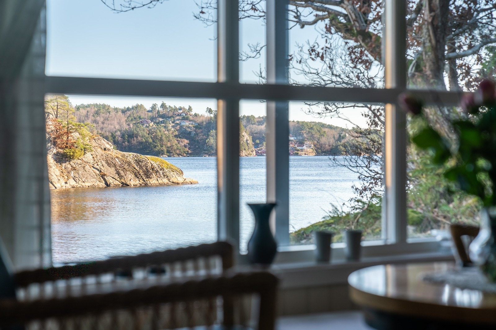 Utsikt fra hytten mot sjøen Galleribilde