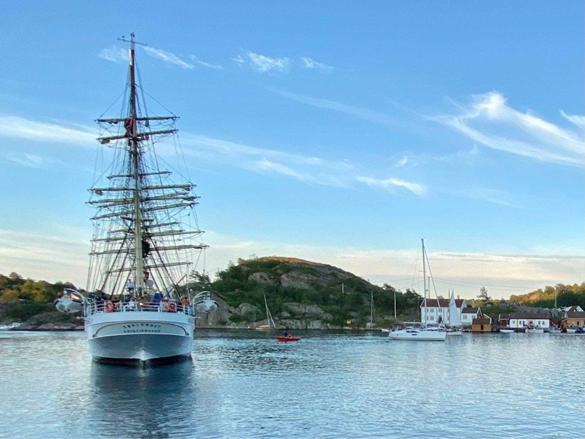 Stemningsbilde fra Ny-Hellesund når skoleskipet Sørlandet var på besøk i 2021 Galleribilde
