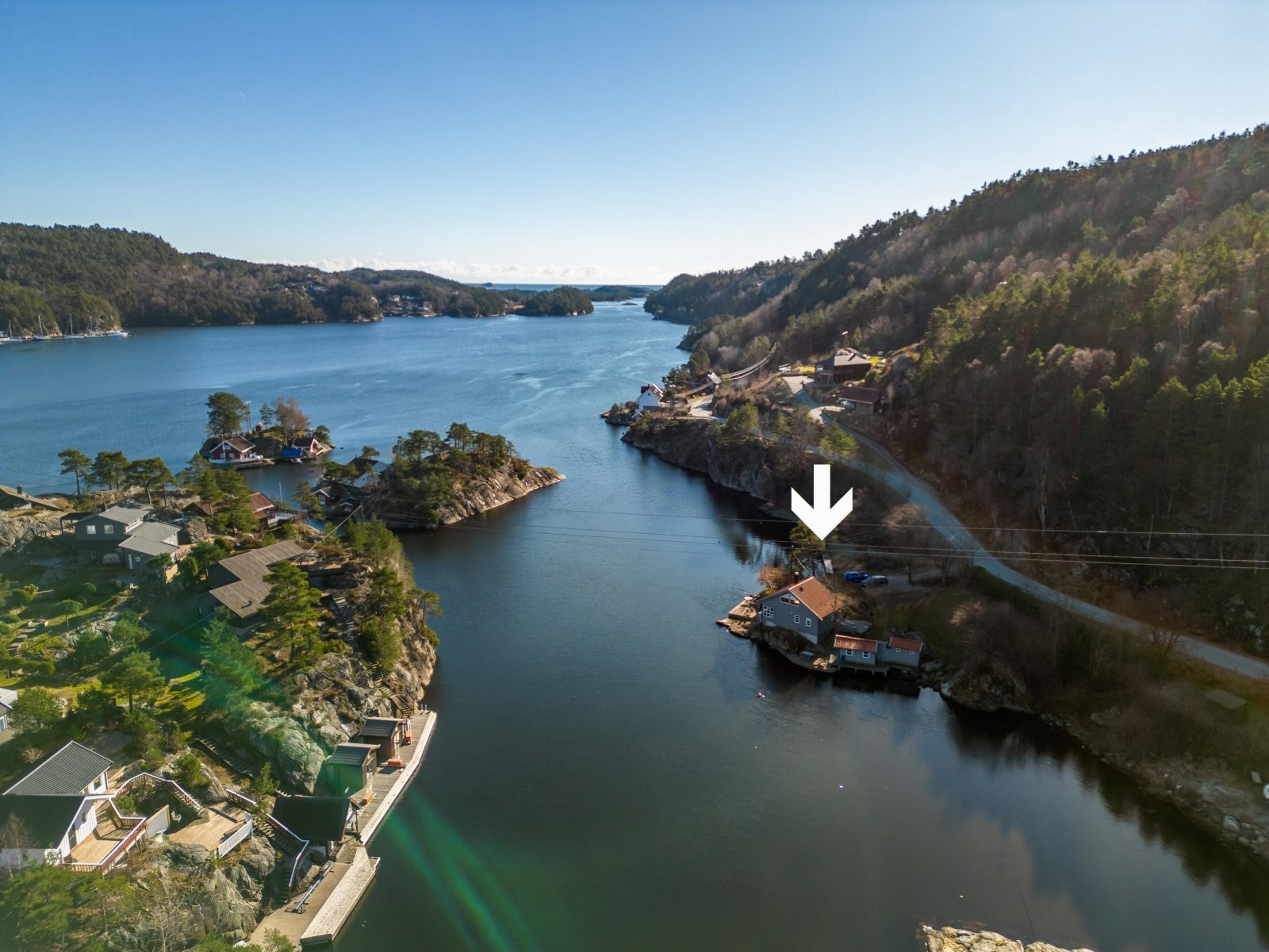 Dronebilde over området med pil mot eiendommen Galleribilde