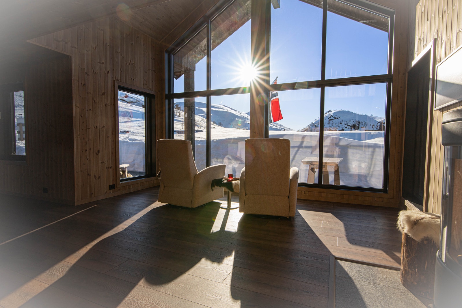 19. april - solnedgang kl. 20:10
Høysommer ca. kl. 22:15 bak Gråfjell over Kvernevatn. Galleribilde