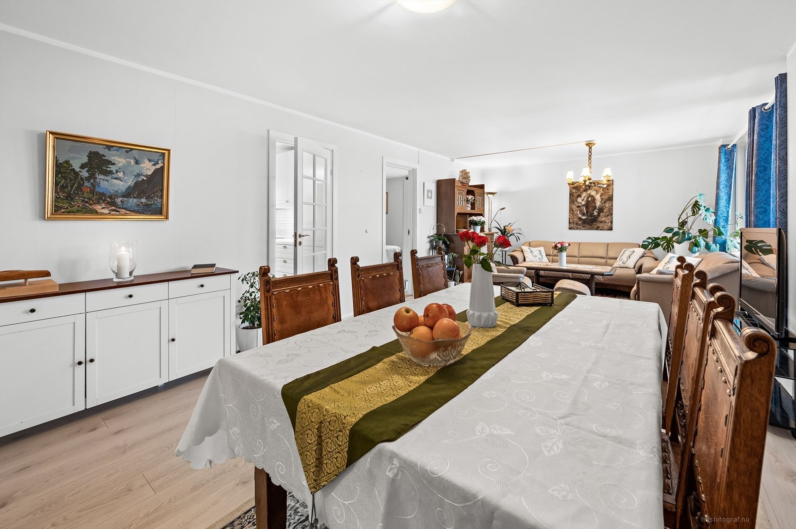 Stue og spisestue er av god størrelse Galleribilde