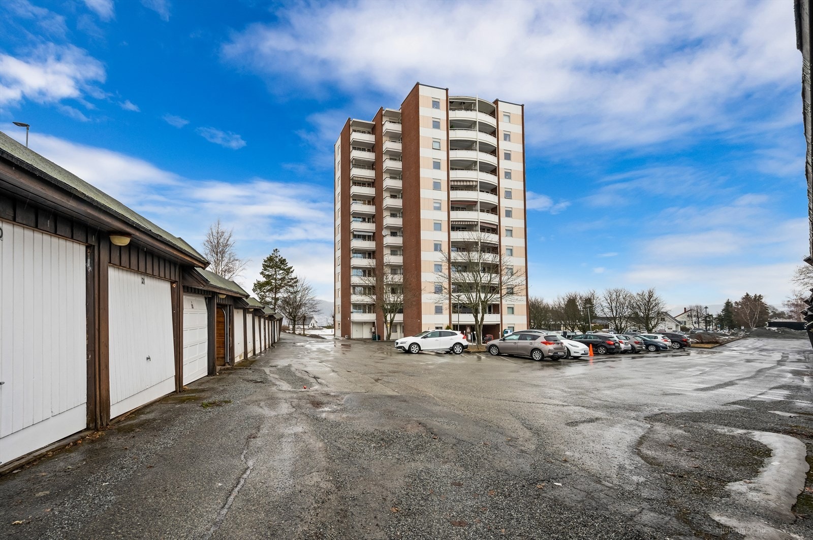 Fasade med garasjer Galleribilde