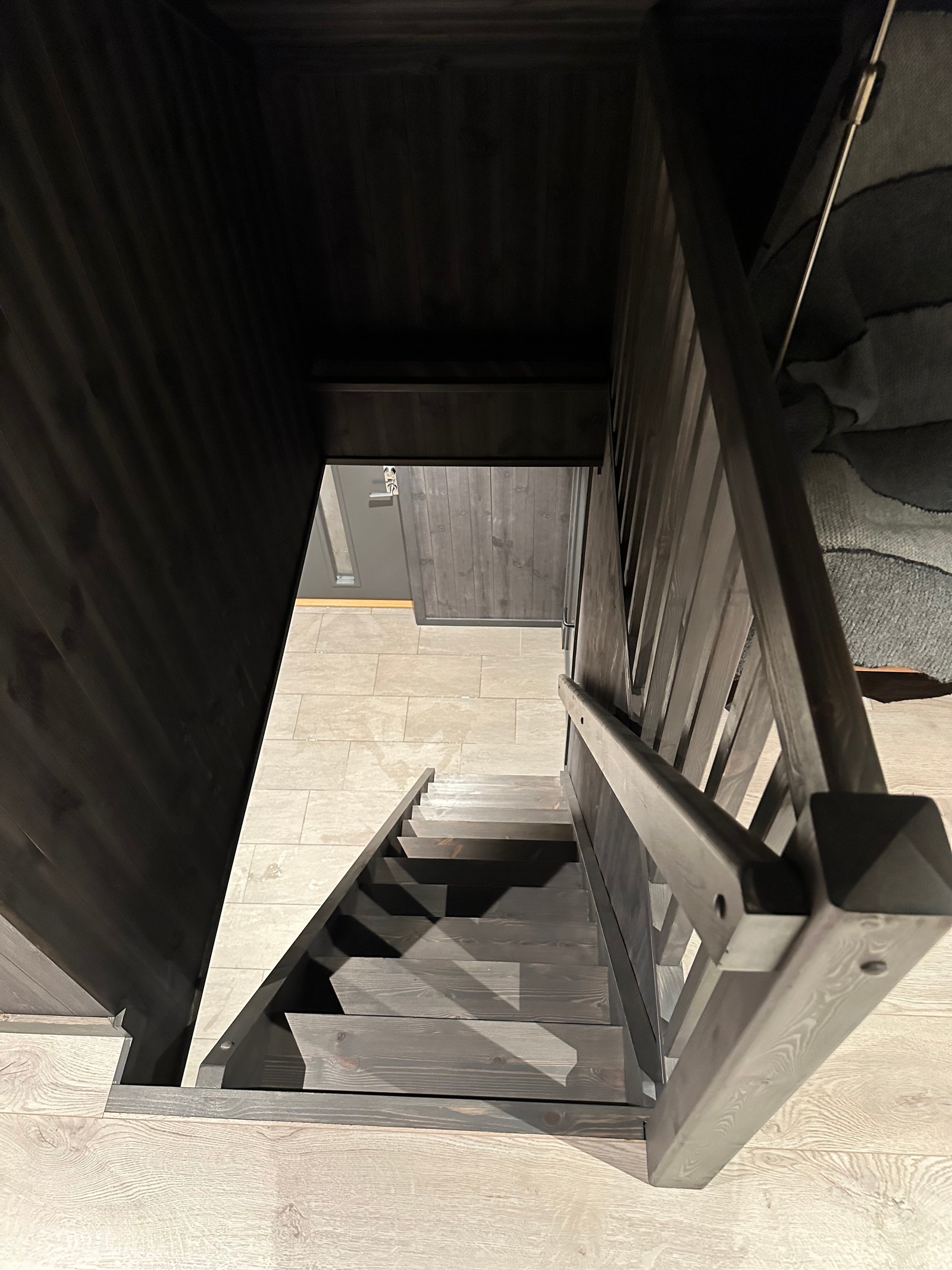 Eksempel bilde fra hytte nr 3 som er solgt.
Her har kunde selv valgt farger og utseende på kjøkken som vi har produsert. Men levert med standard panel, gulv og fliser. Galleribilde