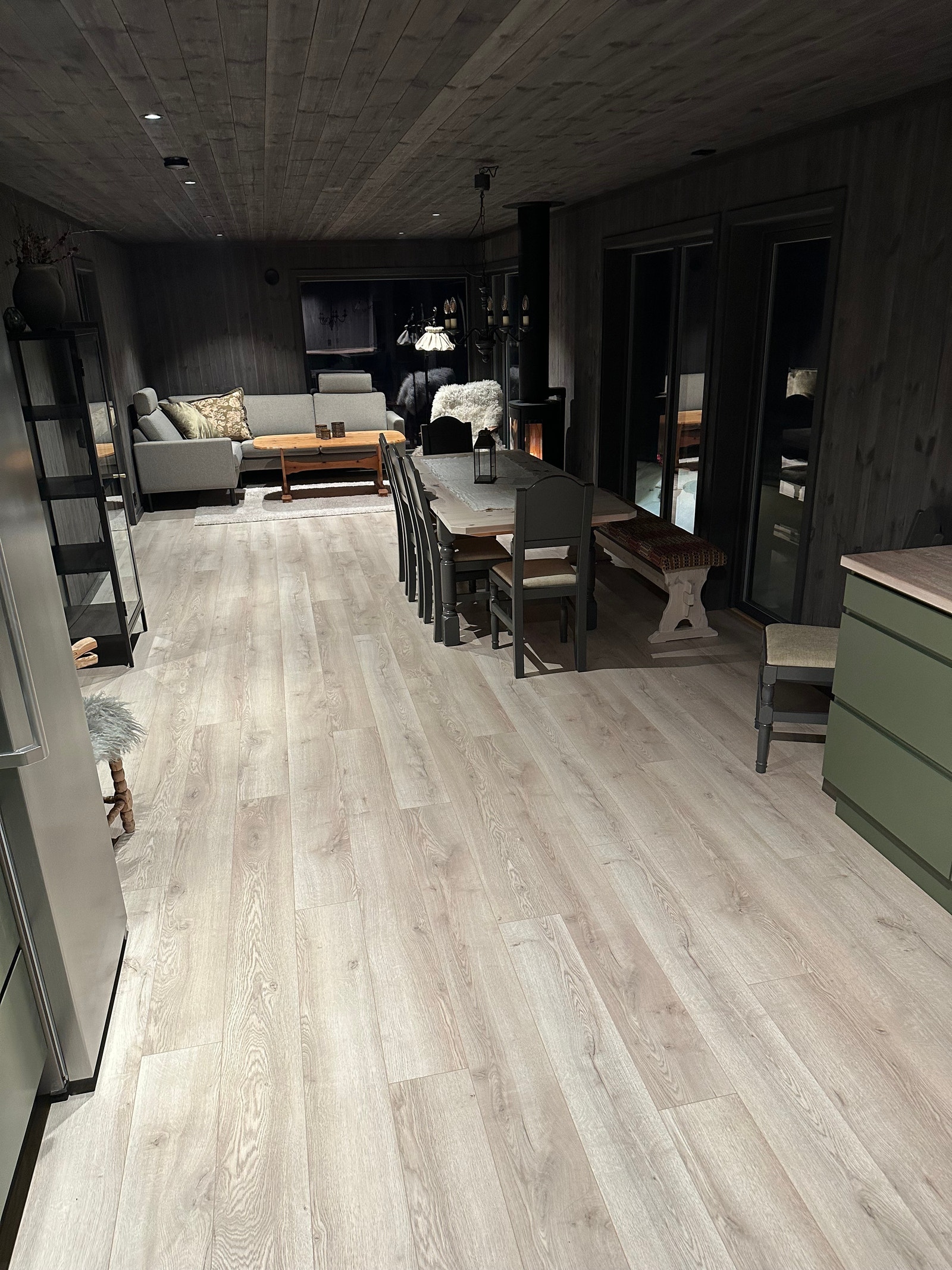 Eksempel bilde fra hytte nr 3 som er solgt.
Her har kunde selv valgt farger og utseende på kjøkken som vi har produsert. Men levert med standard panel, gulv og fliser. Galleribilde