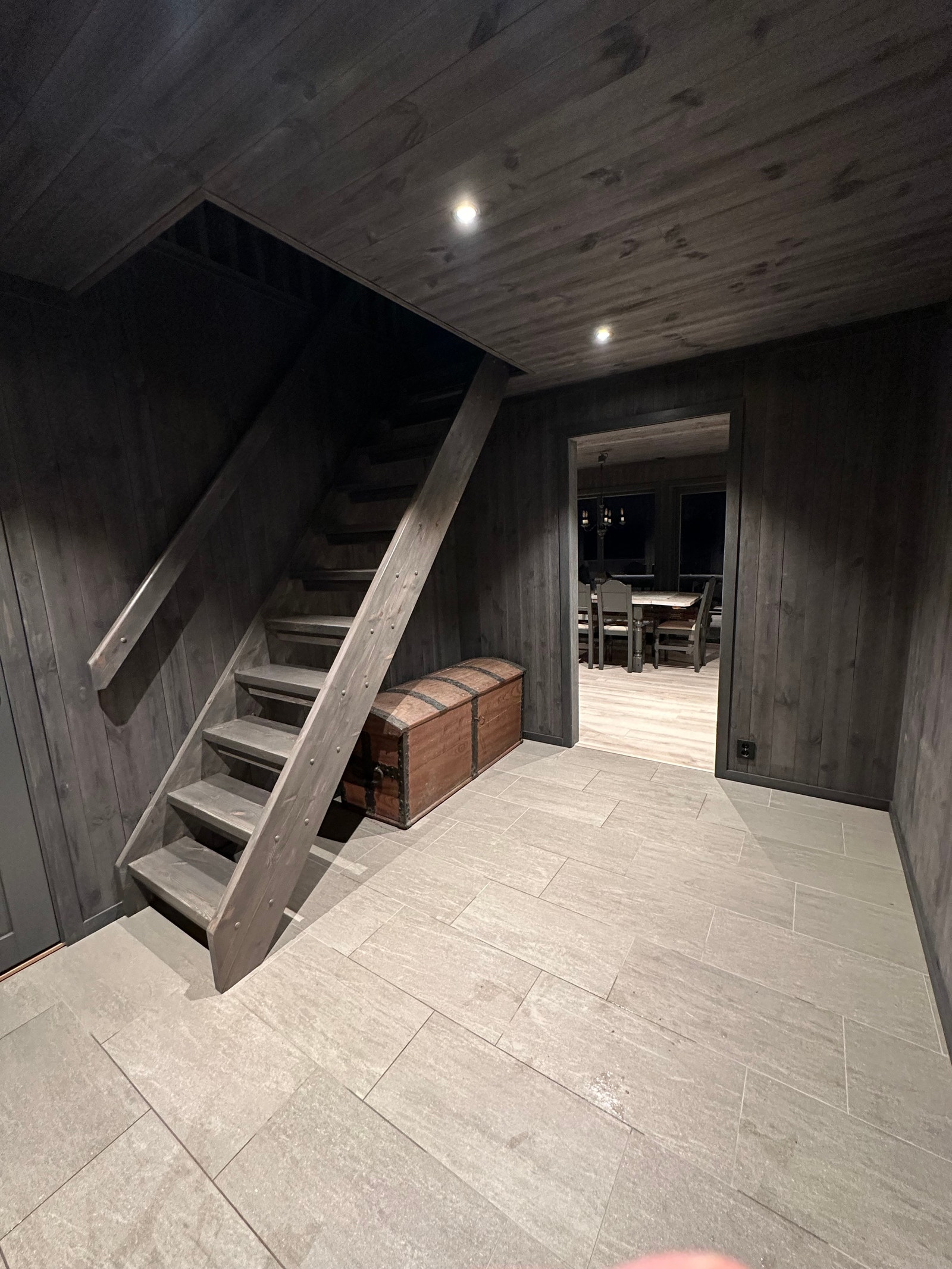 Eksempel bilde fra hytte nr 3 som er solgt.
Her har kunde selv valgt farger og utseende på kjøkken som vi har produsert. Men levert med standard panel, gulv og fliser. Galleribilde