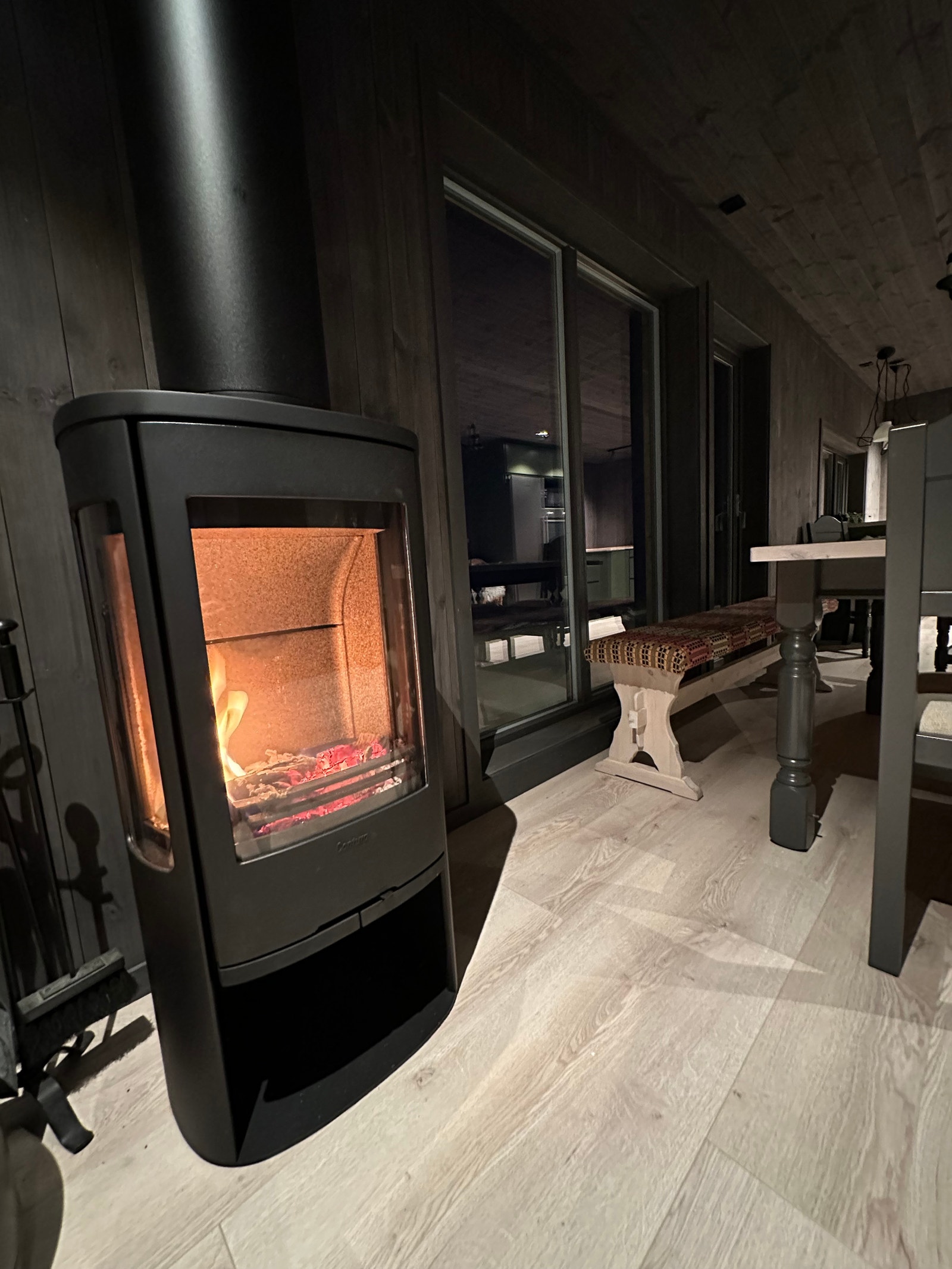 Eksempel bilde fra hytte nr 3 som er solgt.
Her har kunde selv valgt farger og utseende på kjøkken som vi har produsert. Men levert med standard panel, gulv og fliser. Galleribilde