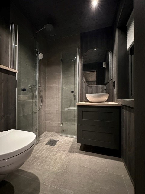 Eksempel bilde fra hytte nr 3 som er solgt.
Her har kunde selv valgt farger og utseende på kjøkken som vi har produsert. Men levert med standard panel, gulv og fliser. Galleribilde