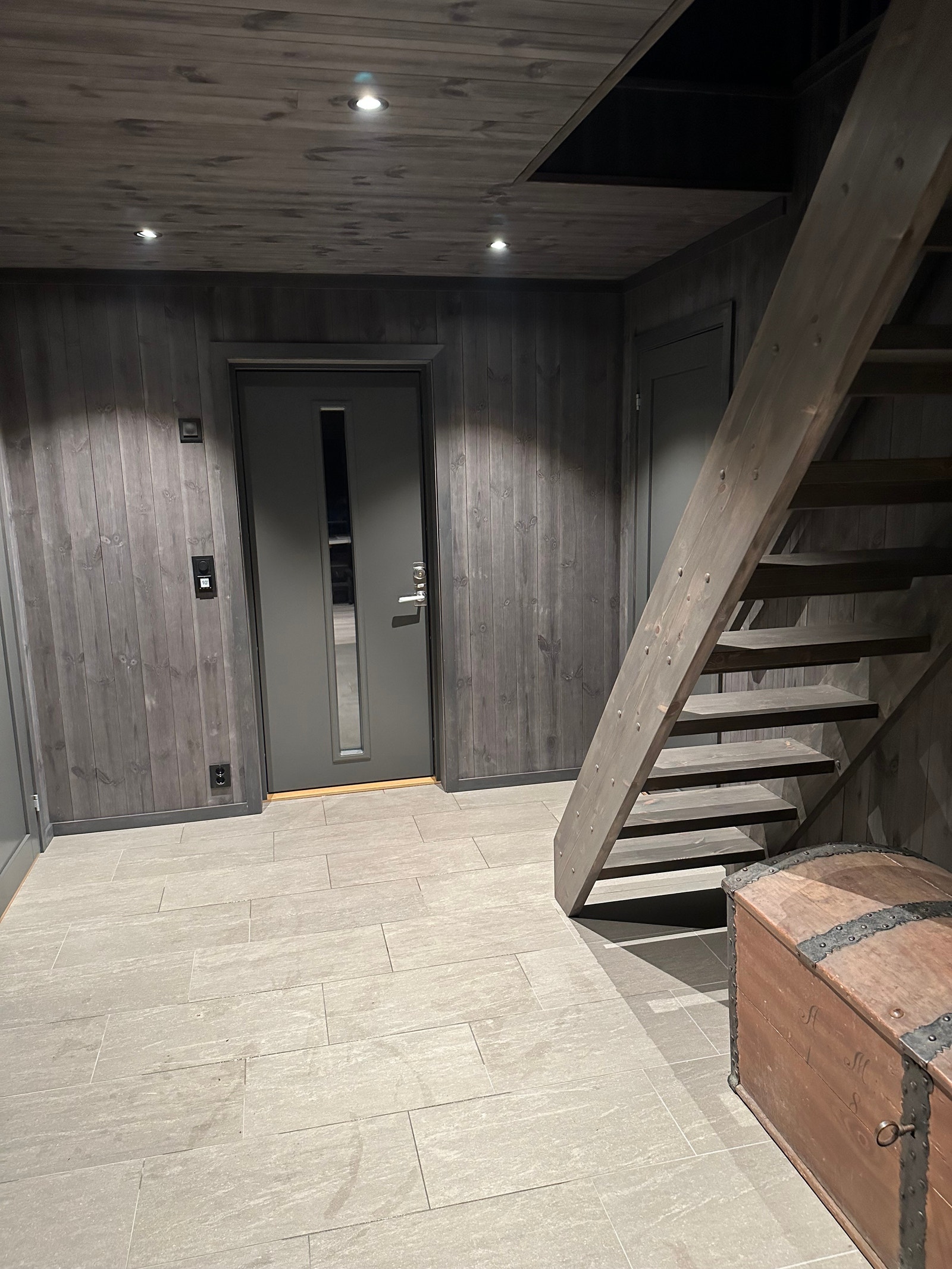 Eksempel bilde fra hytte nr 3 som er solgt.
Her har kunde selv valgt farger og utseende på kjøkken som vi har produsert. Men levert med standard panel, gulv og fliser. Galleribilde