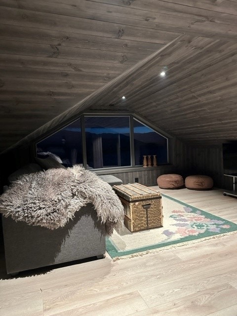 Eksempel bilde fra hytte nr 3 som er solgt.
Her har kunde selv valgt farger og utseende på kjøkken som vi har produsert. Men levert med standard panel, gulv og fliser. Galleribilde