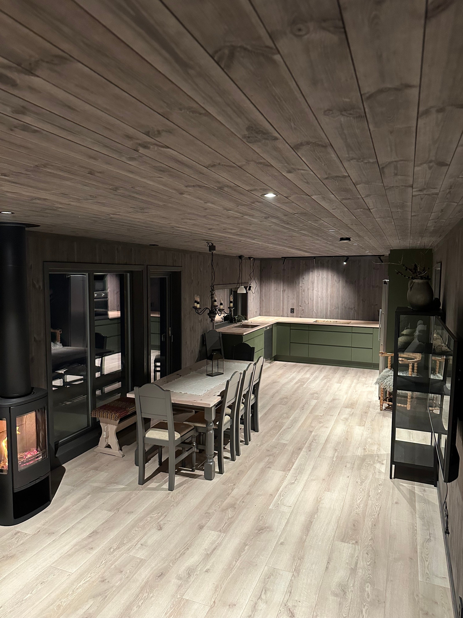 Eksempel bilde fra hytte nr 3 som er solgt.
Her har kunde selv valgt farger og utseende på kjøkken som vi har produsert. Men levert med standard panel, gulv og fliser. Galleribilde