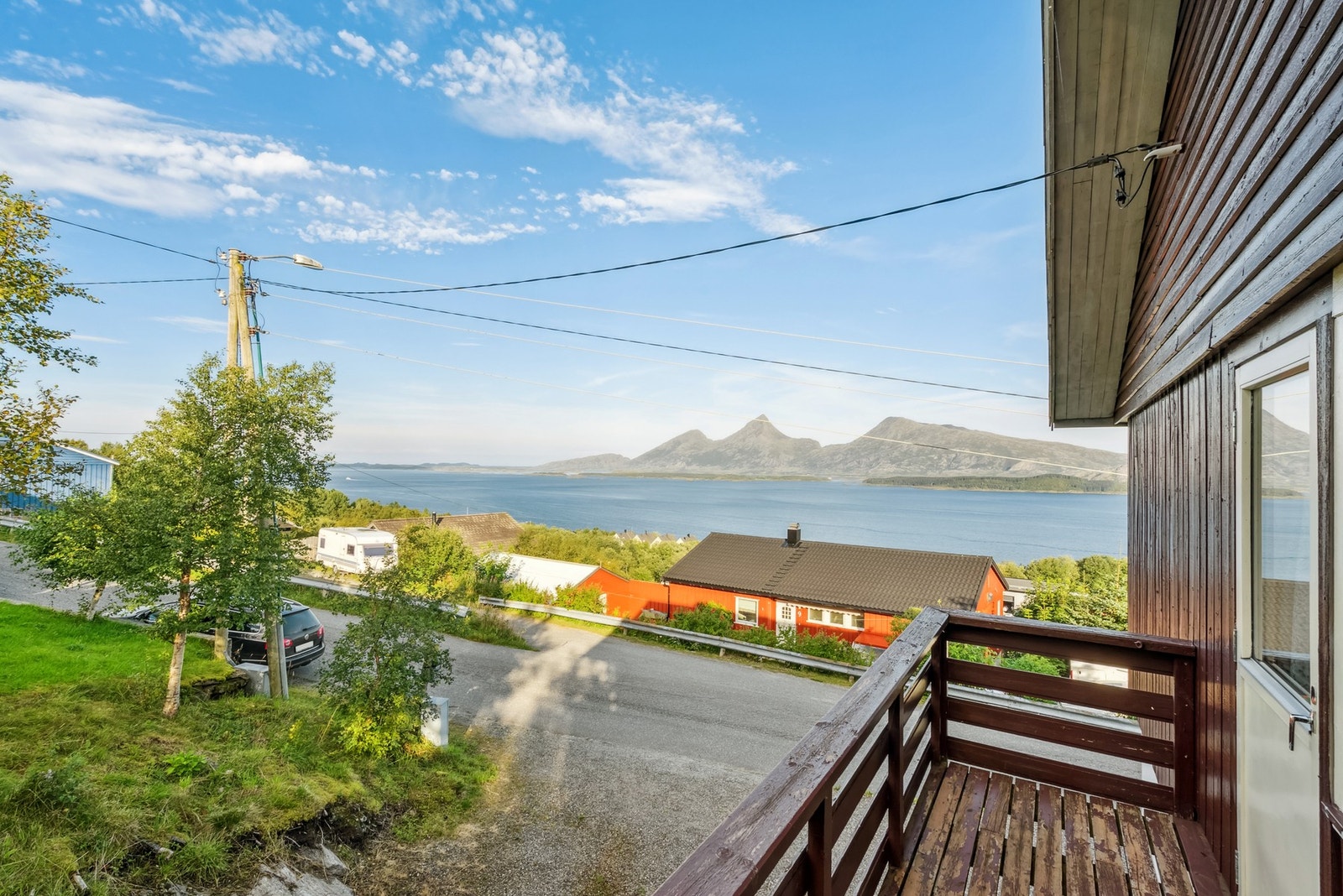Balkong med utsikt mot Alstenfjorden og fjellet Dønnamannen Galleribilde