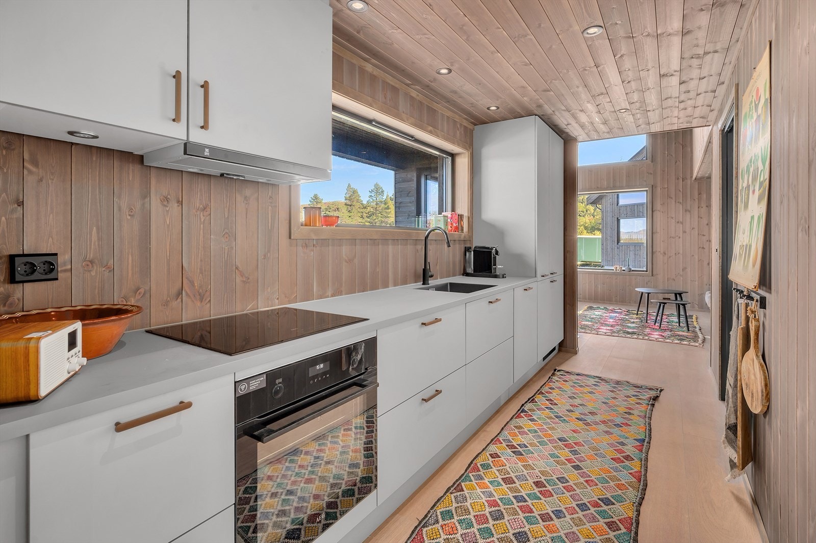 Flott kjøkken med integrerte hvitevarer Galleribilde