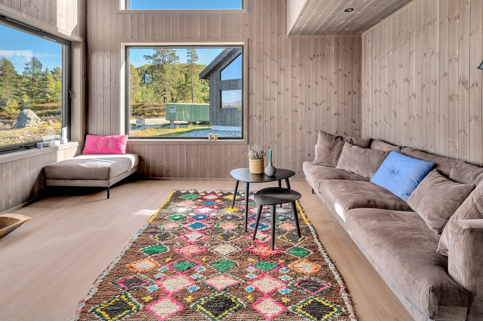 Lys og trivelig stue med ekstra takhøyde som gir en god romfølelse! Galleribilde