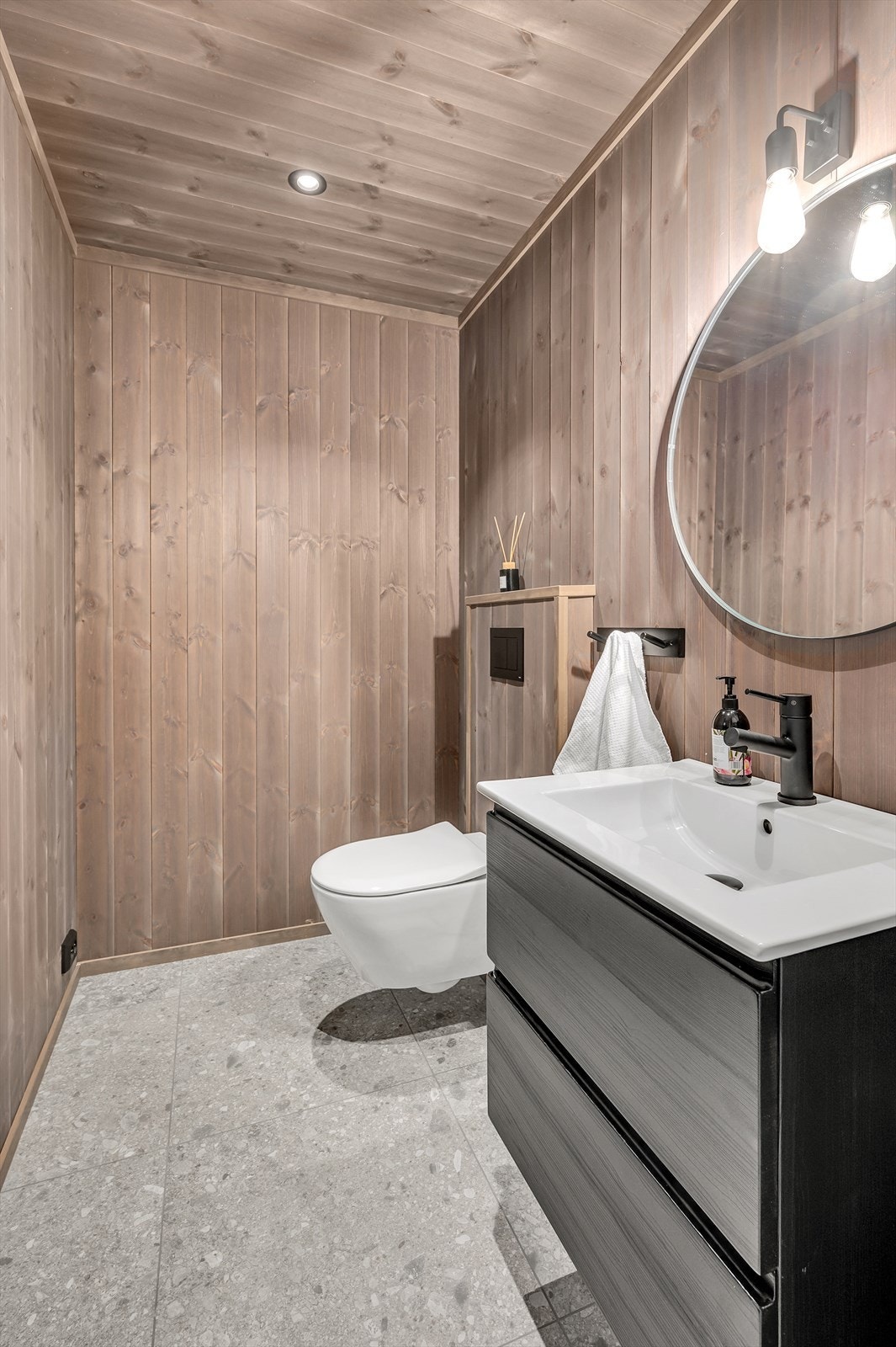 Eget toalett med wc og servant Galleribilde