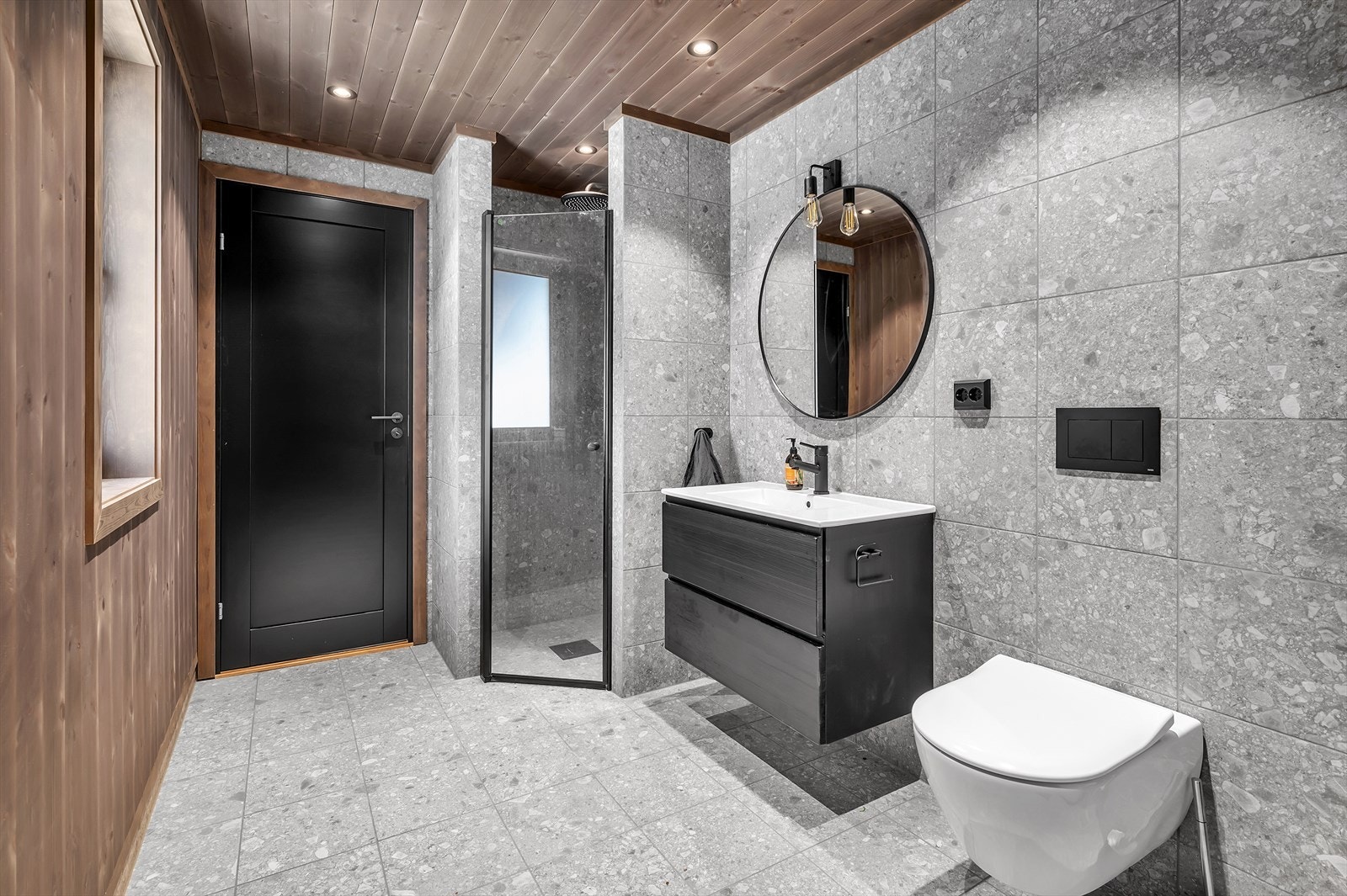 Pent fliselagt bad Galleribilde