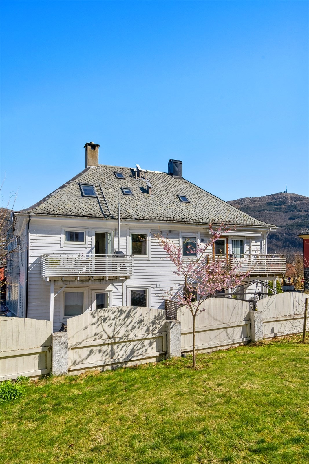 Leiligheten ligger på hjørnet i 2 etasje Galleribilde