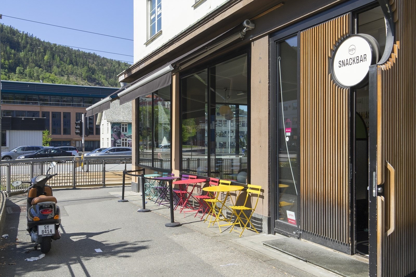 Området kan by på en rekke spisesteder Galleribilde