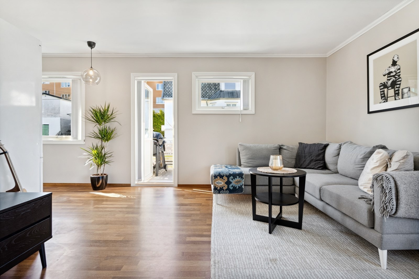 Utgang til solrik altan på 7 kvm fra stue/kjøkken Galleribilde