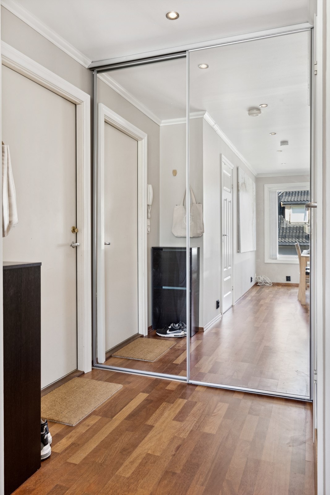 Entrè med god oppbevaringsplass i garderobe Galleribilde