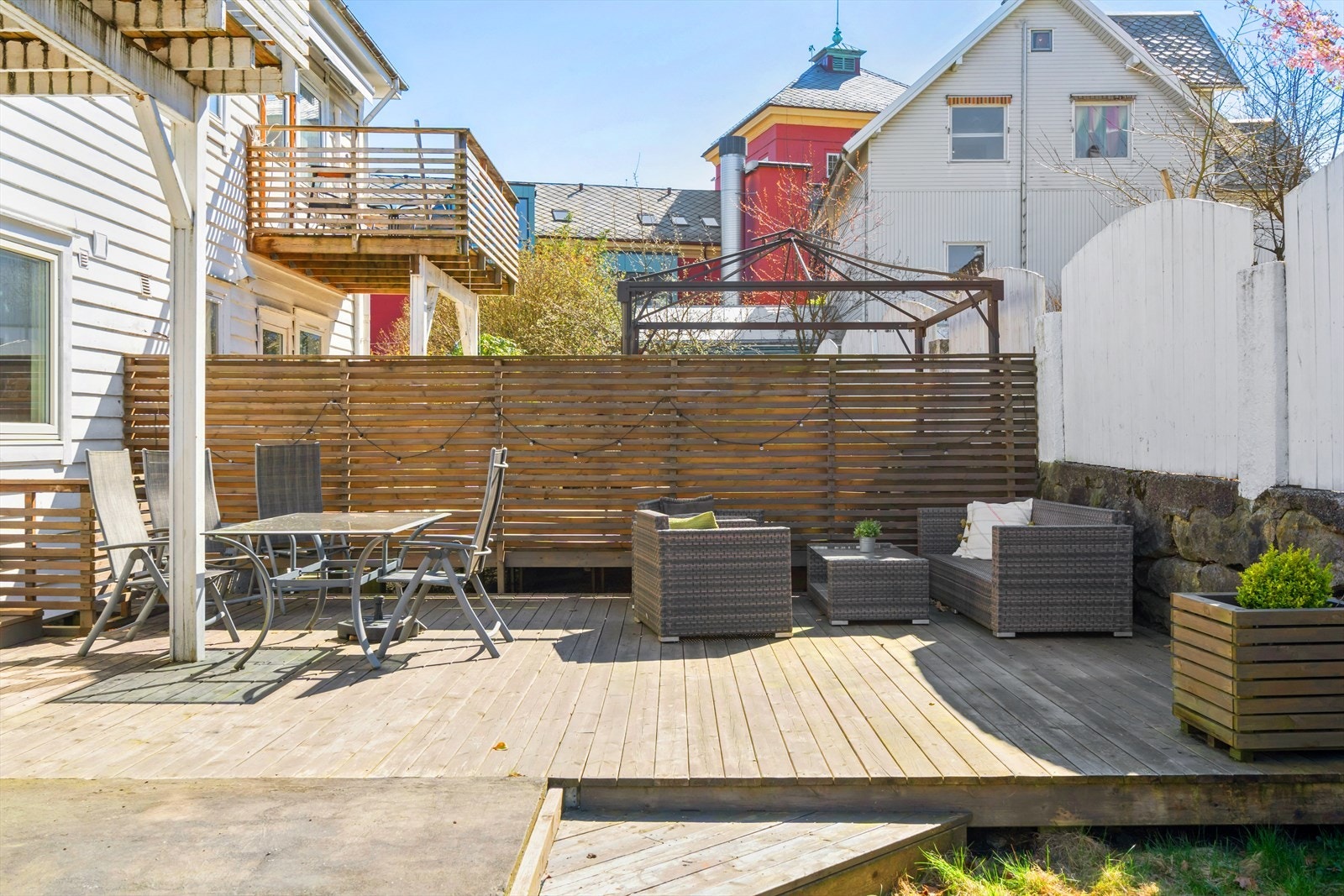 Felles terrasse for sameiet i hagen Galleribilde