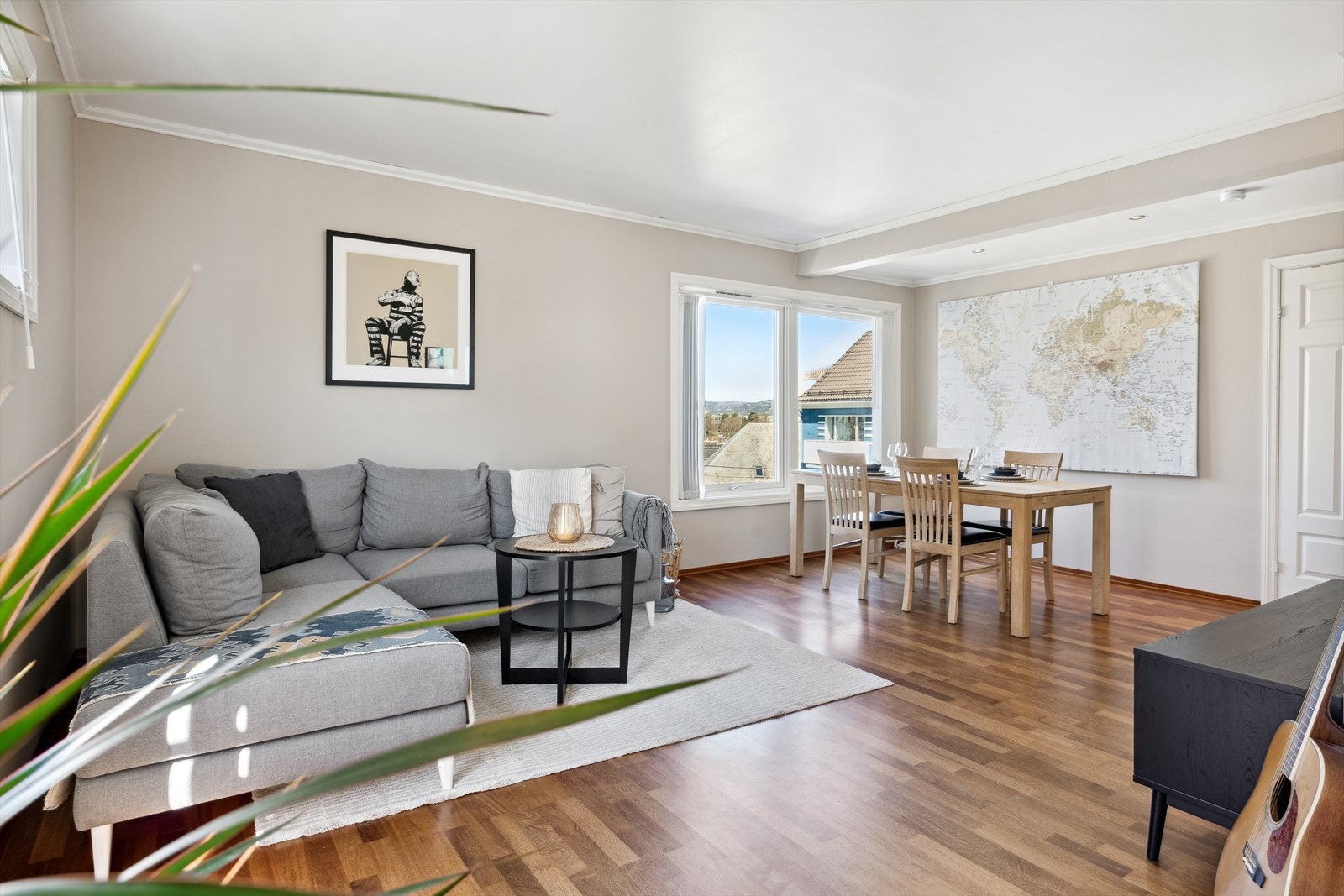 Lys og åpen stue med plass til både sofagruppe og spisebord Galleribilde