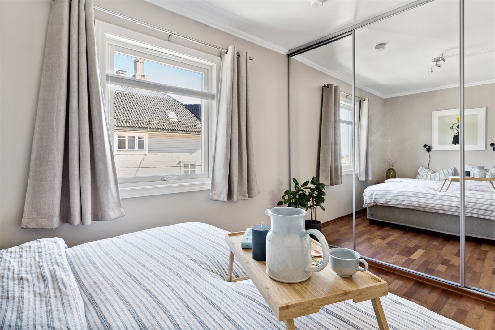 Innbydene og stort soverom med god garderobeplass Galleribilde