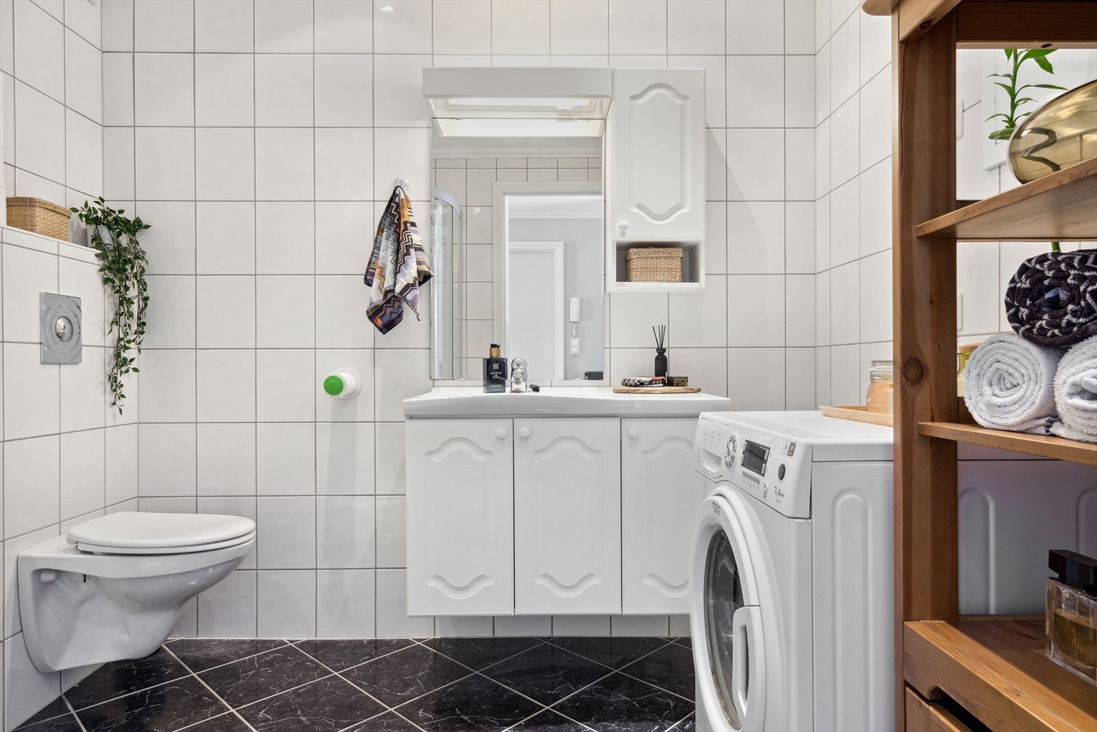 Badet har innredning, varmekabler og opplegg for vaskemaskin Galleribilde