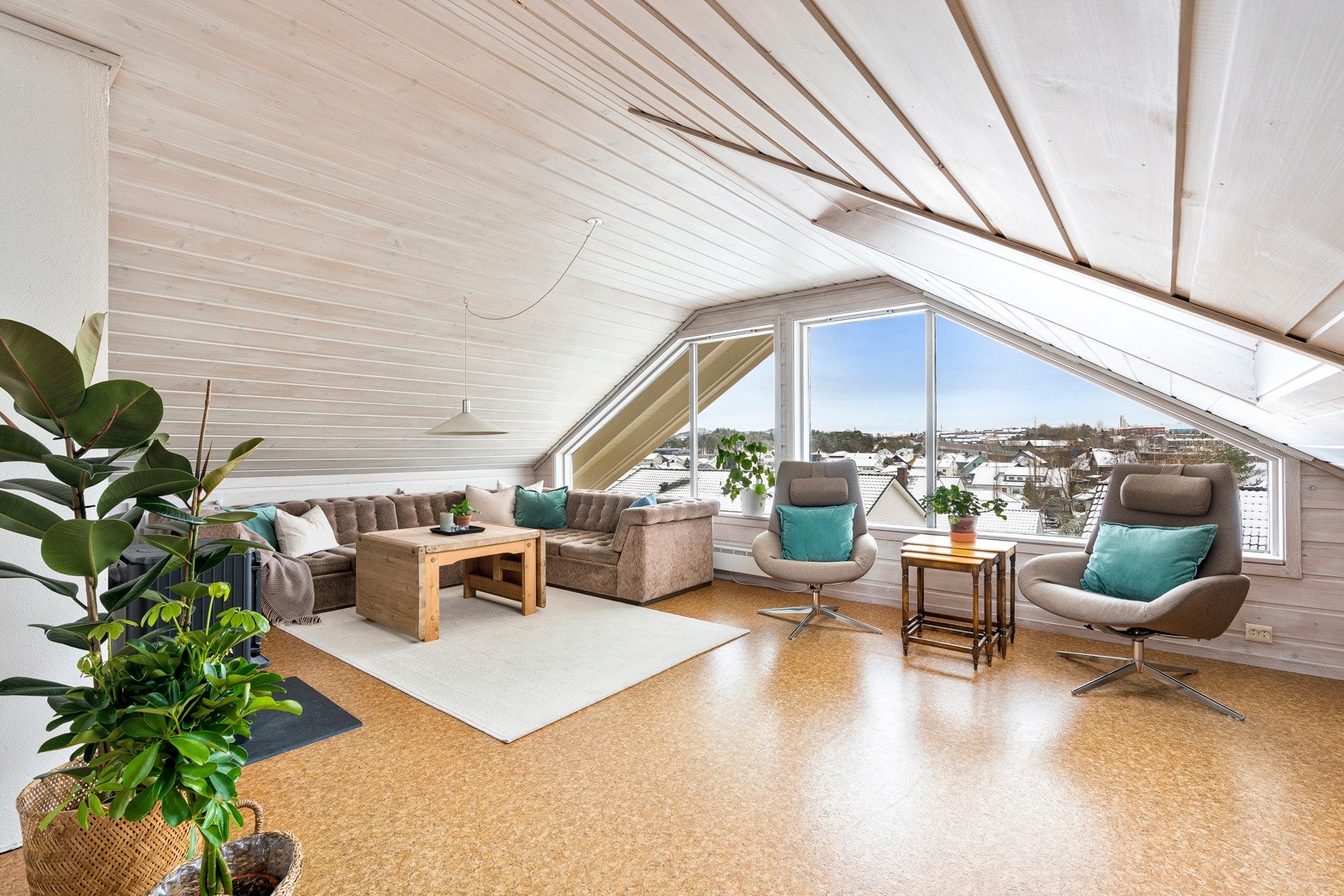 Loftet er bestående av loftstue, to soverom og bod. Man har med andre ord god boltrinsplass til hele familien! Galleribilde