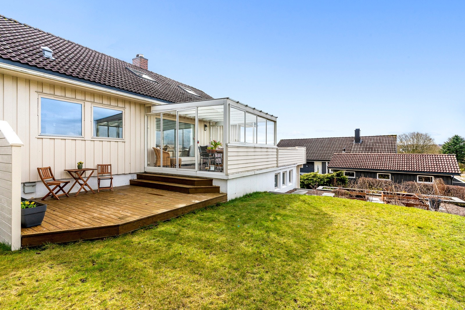Her er det nok av plass til familien med trampoline og lek i hagen. Galleribilde