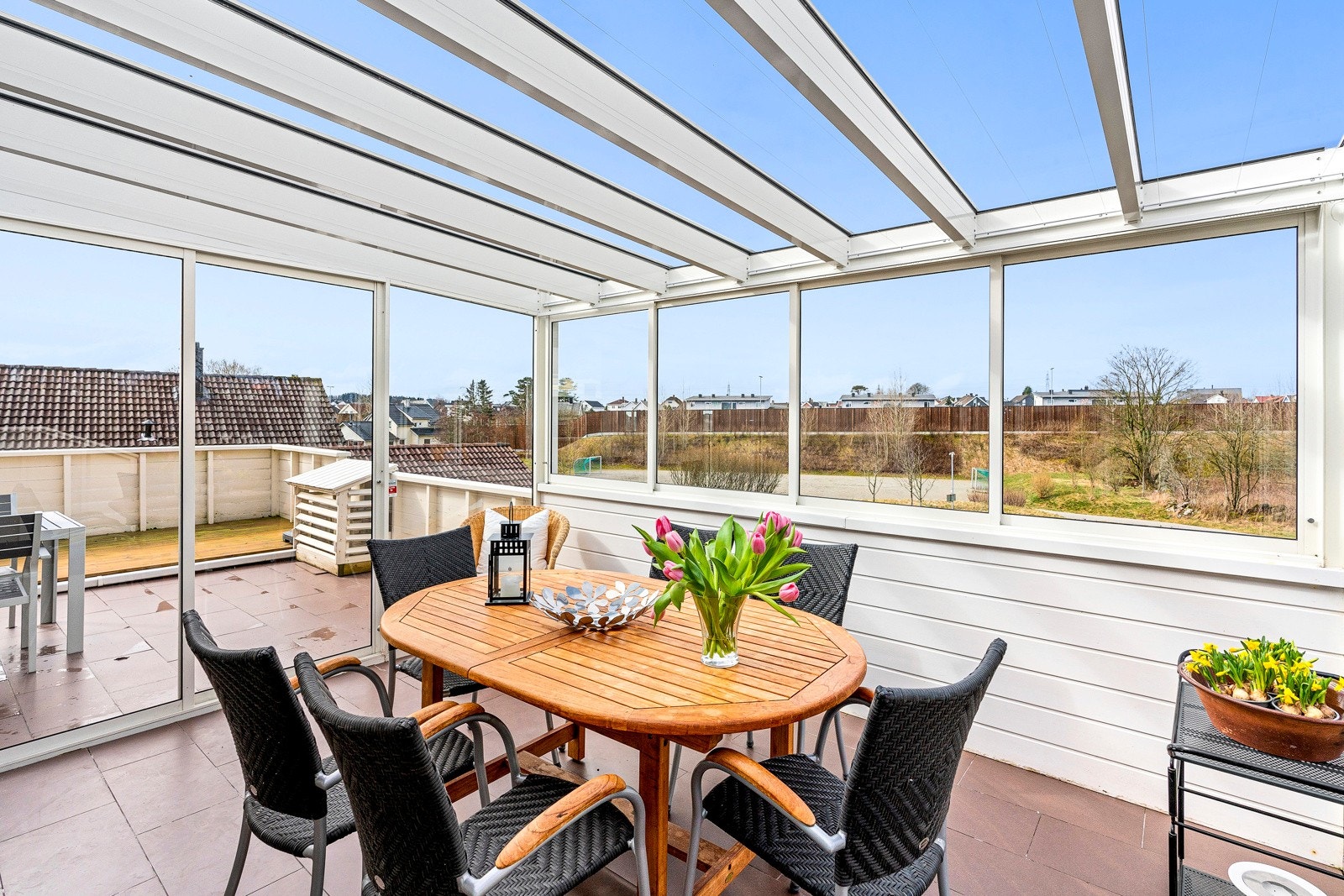 Trivelig uteområde med romslig hage og terrasse, hvor deler av terrasse er innglasset. Galleribilde