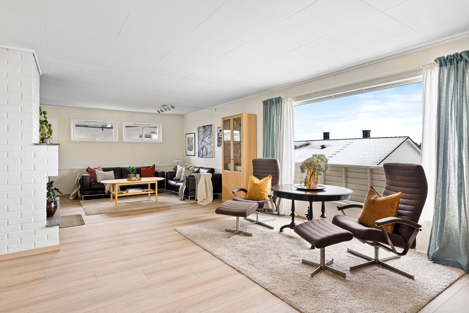 Det er store vindusflater som gir rikelig med naturlig dagslys. Galleribilde