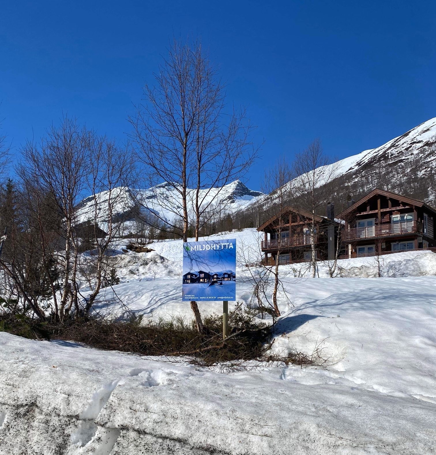 Tomt ligger på venstre side av vei, merket m skilt MIljøhytta Galleribilde