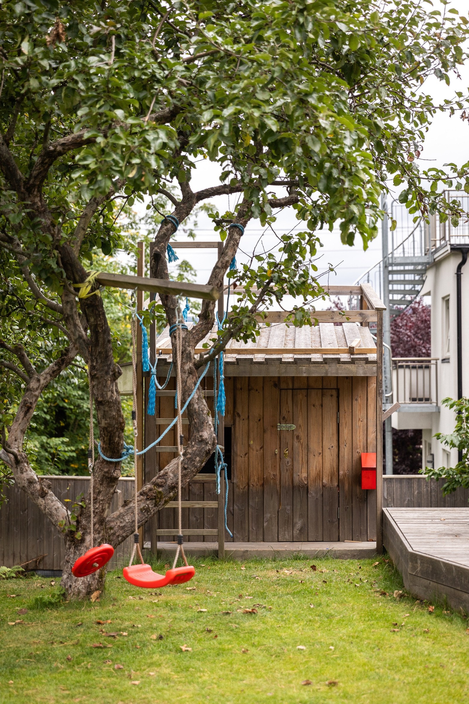Lekehus til barna med takterrasse og klatrevegg Galleribilde
