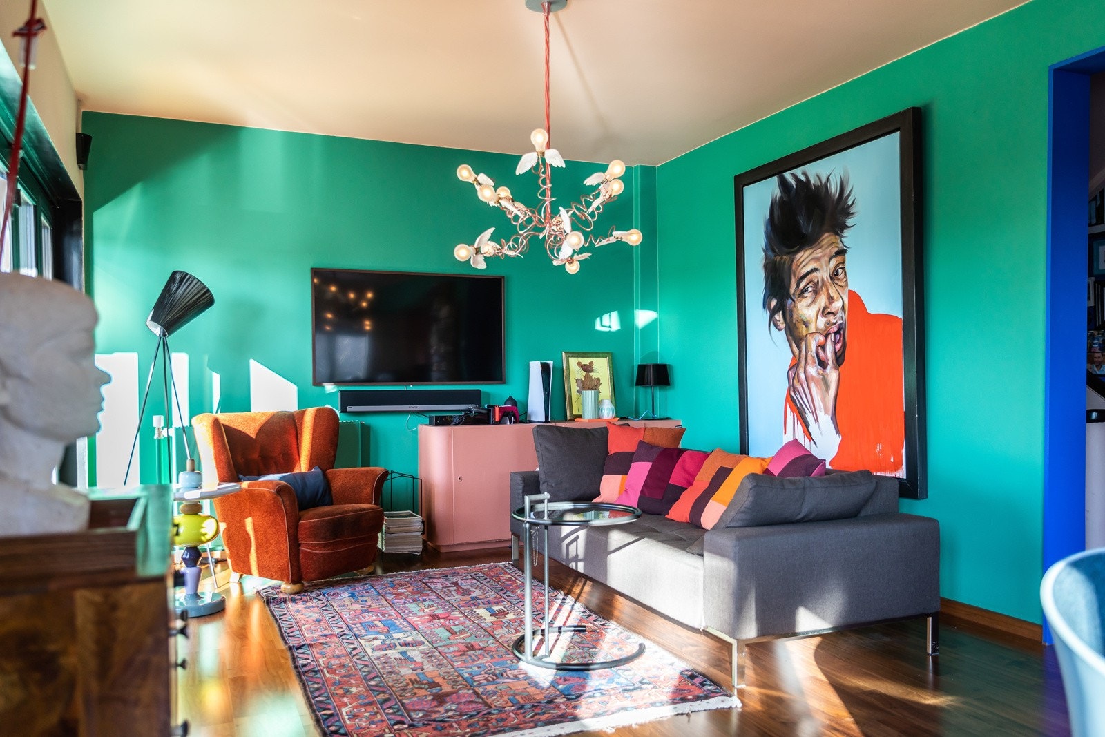 TV stue med plass til stor sofagruppe Galleribilde