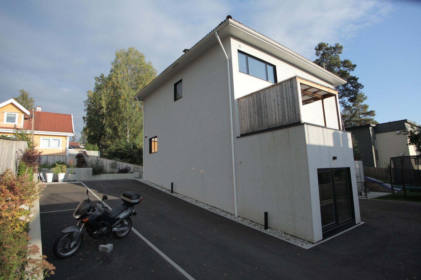 Naboen har tinglyst bruksrett på de to plassene på venstre side i bilde Galleribilde