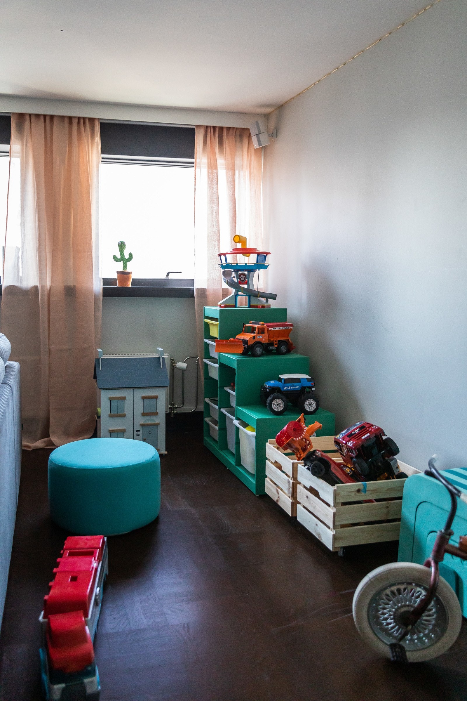 God plass i kjellerstue til både sofa og leker Galleribilde