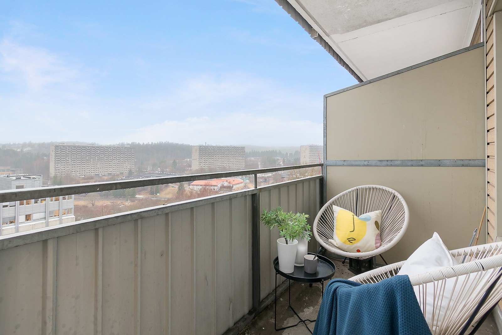 Solrik balkong med flott utsikt. Galleribilde