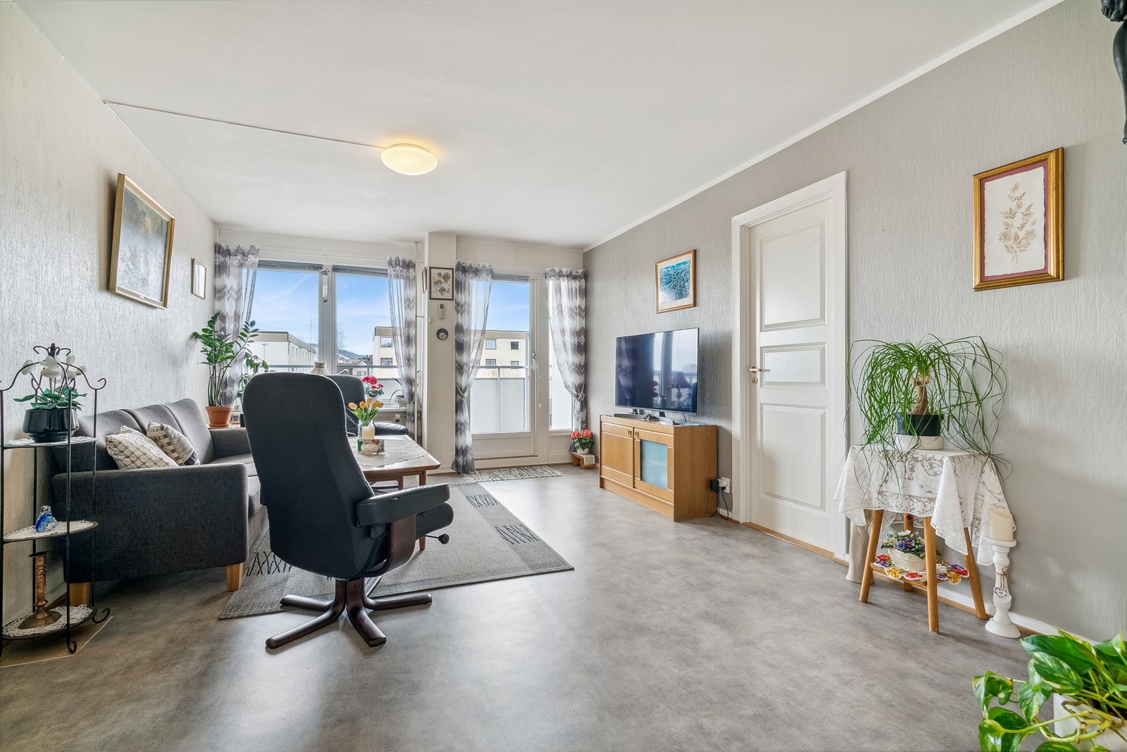 Romslig stue med nytt belegg Galleribilde