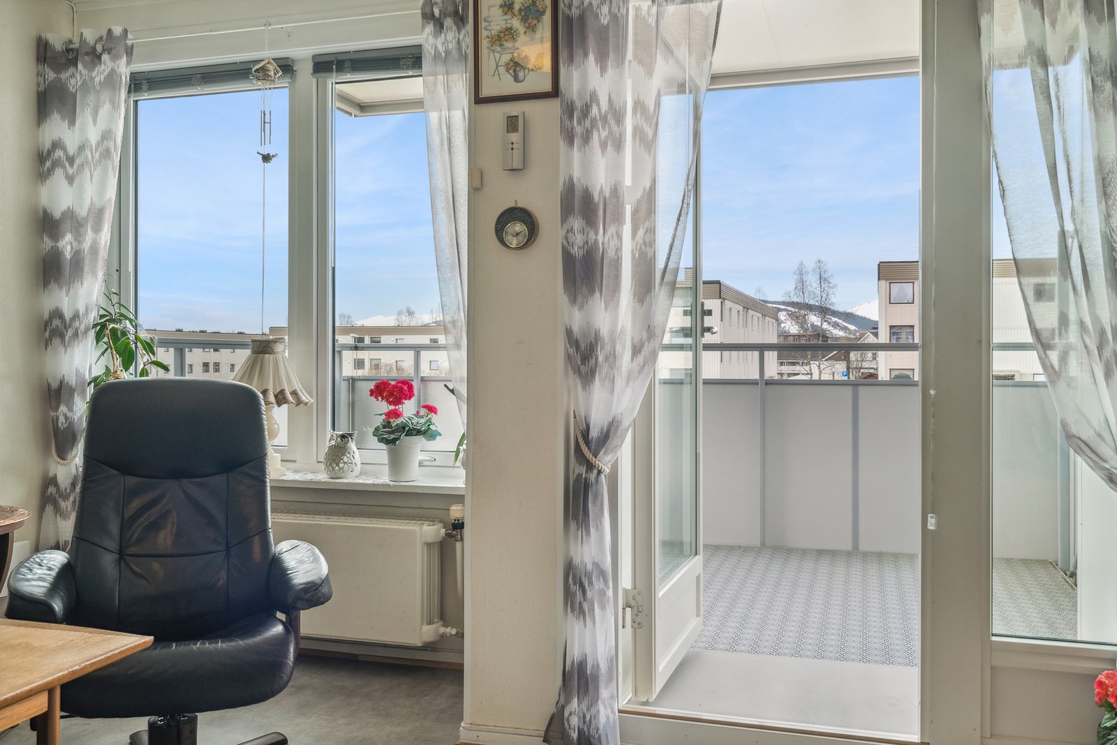 Fra stuen er det utgang til balkong Galleribilde