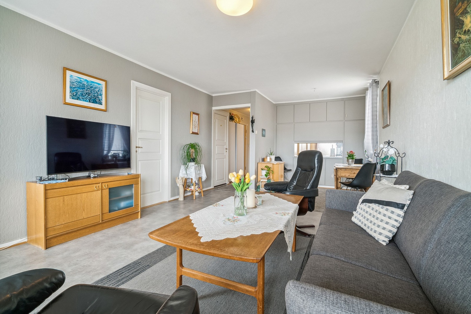 Stue og kjøkken er adskilt, som lager en naturlig plass for å sette inn spisebord Galleribilde