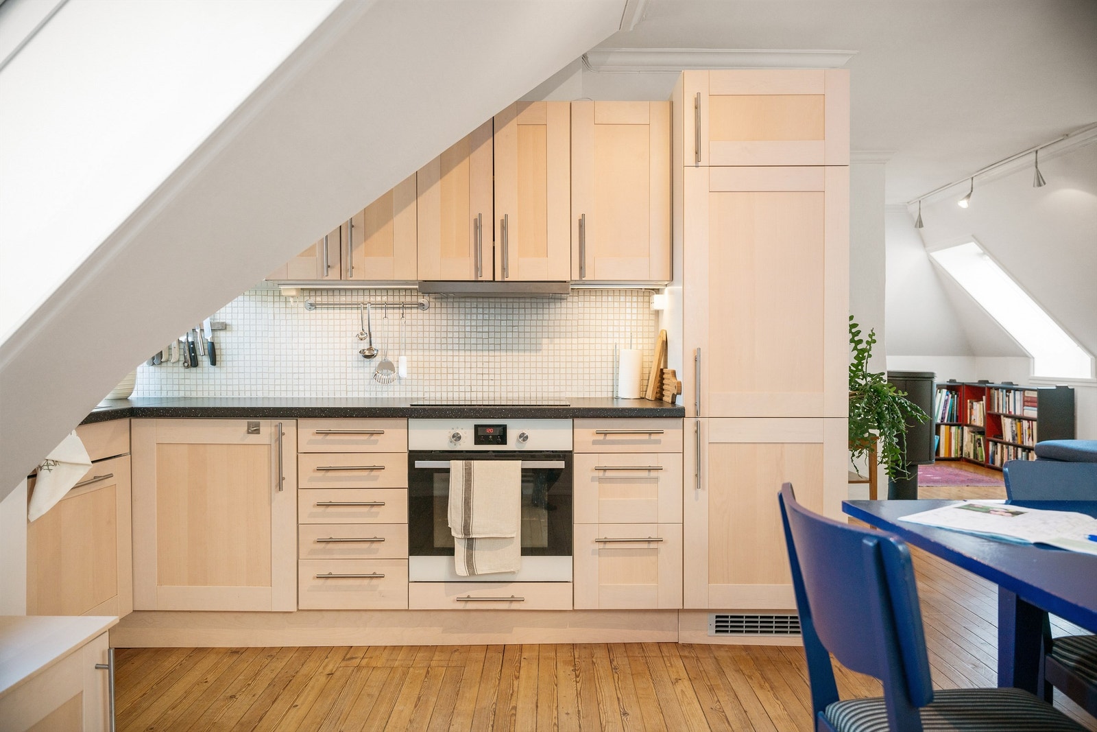 Lyst og trivelig IKEA-kjøkken med integrerte hvitevarer fra 2015 Galleribilde