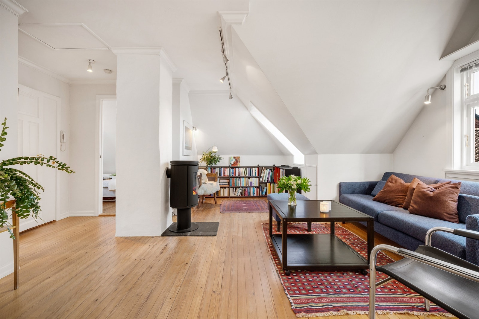 Lys og koselig stue med flott peis! Galleribilde