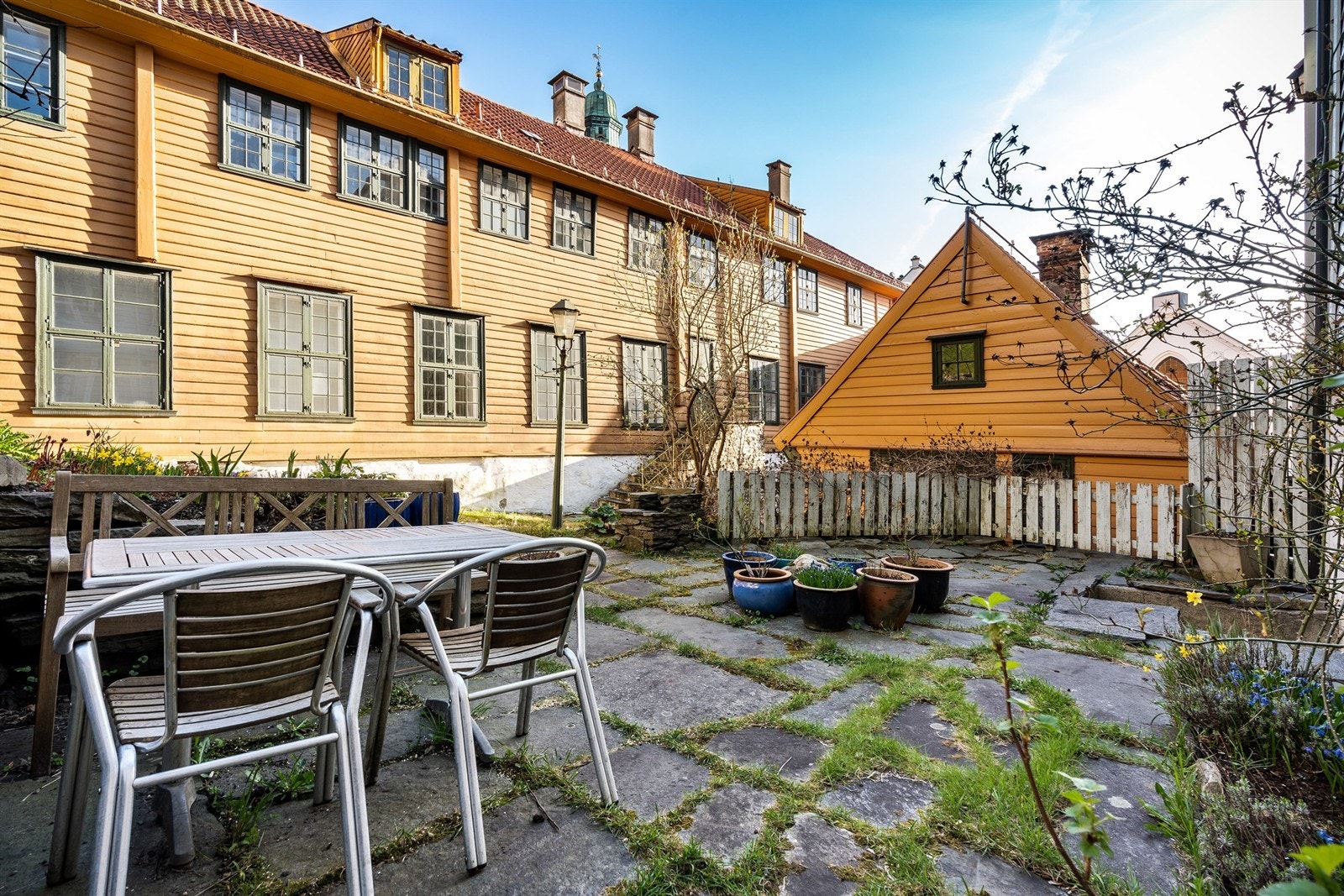 Hagen tilhører ikke denne eiendom, men det er kun dette huset som velger og benytte seg av det - Tilhører museumbygg Galleribilde