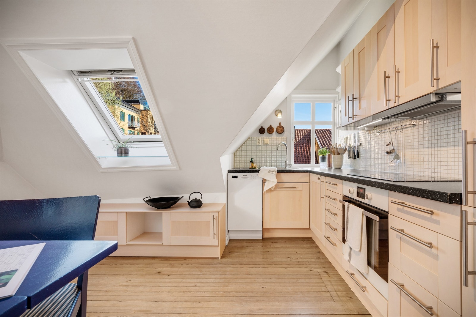 Praktisk kjøkken med god oppbevaringsplass Galleribilde